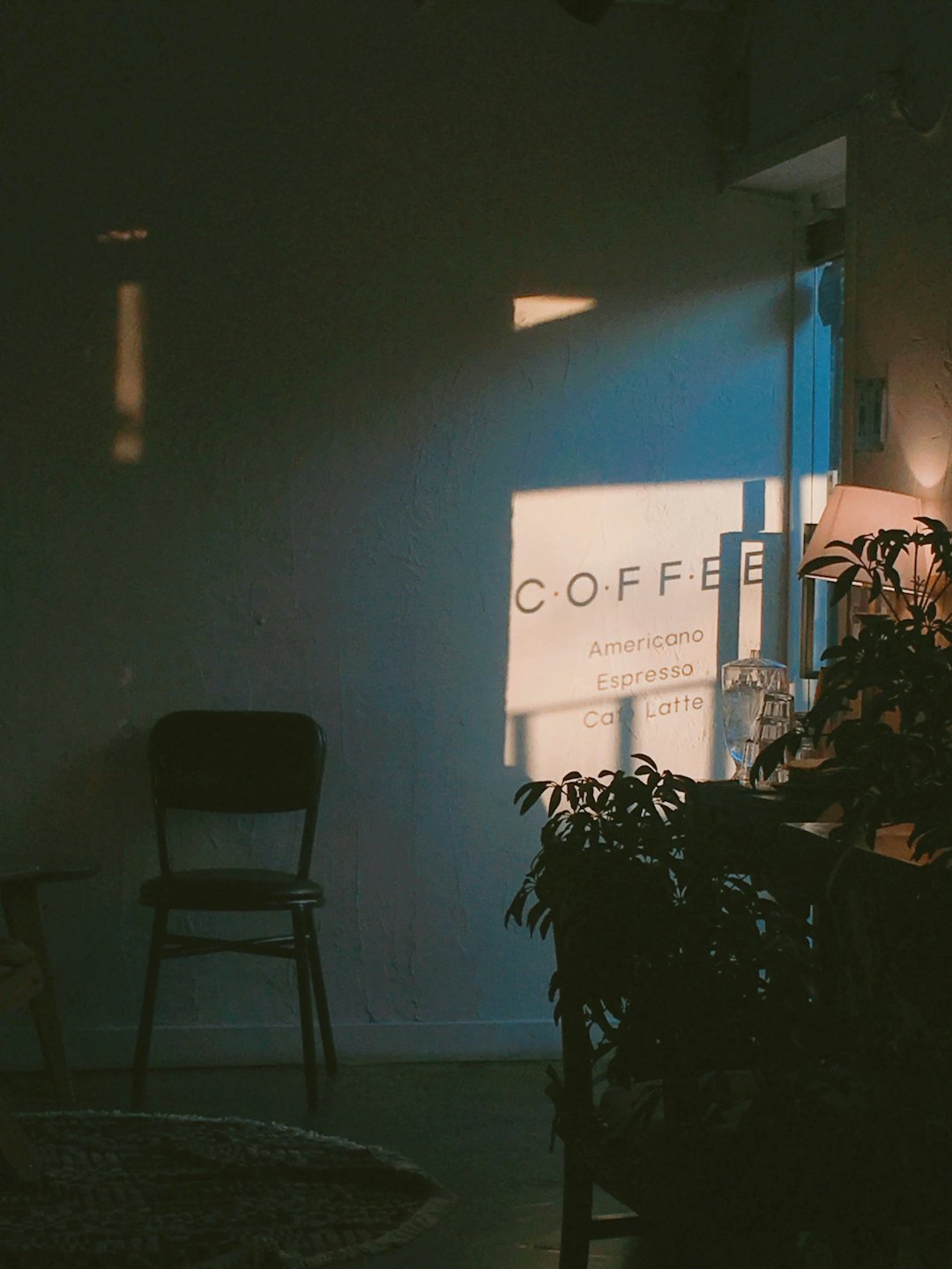 Bir kafe duvarına yansıtılan kahve menüsü ışığı.