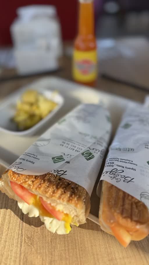 Cafe Baygün Lefkoşa: tost, sandviç ve kereviz turşusu
