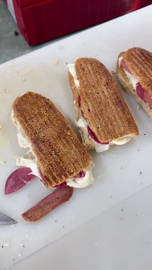 Cafe Baygün Lefkoşa’da hazırlanmış, peynir ve domates dolgusu görünen tostlar